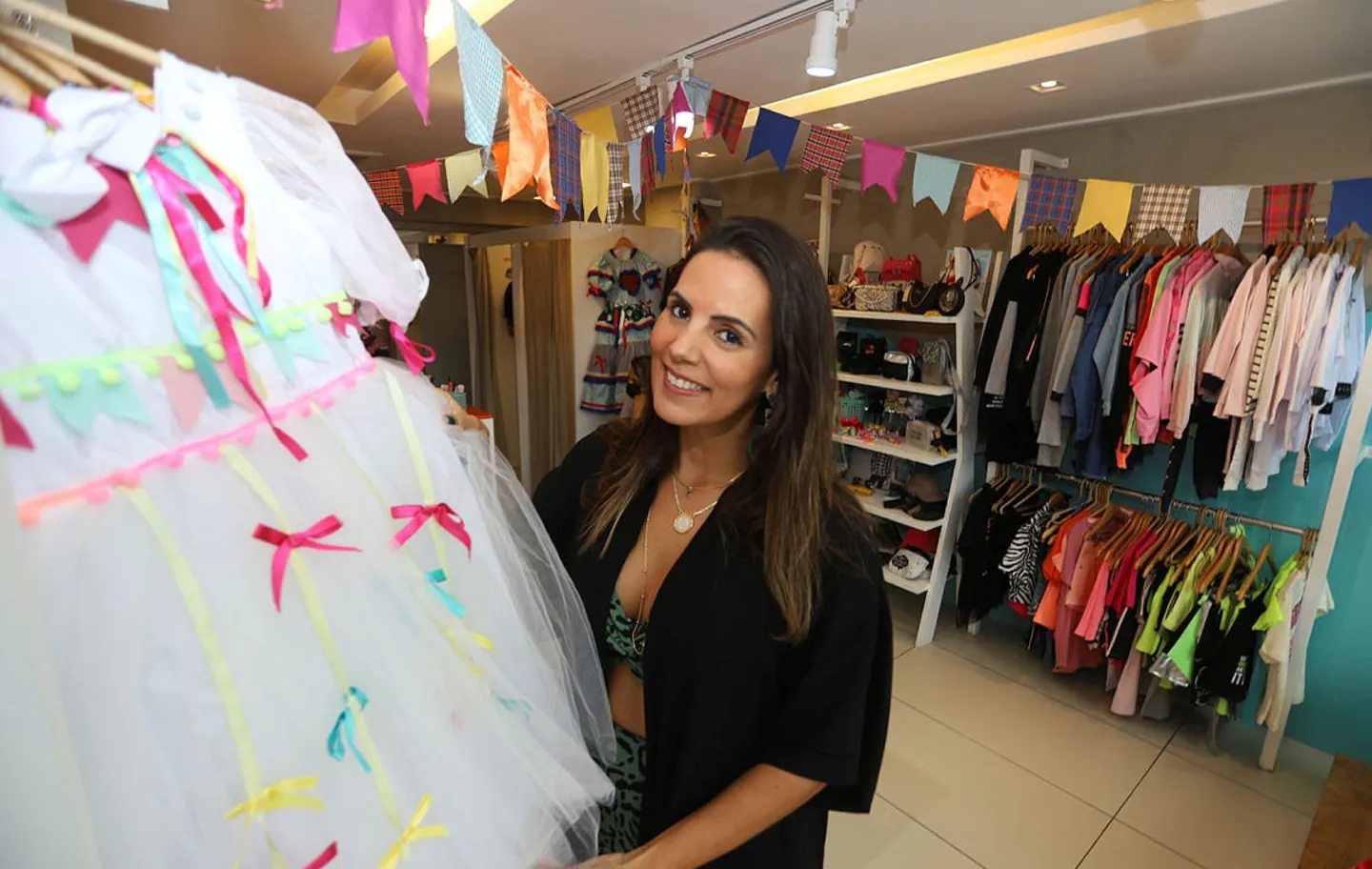 Aline, da loja de moda infantil Nada Basiquinha,  comemora a crescente demanda, registrada desde maio