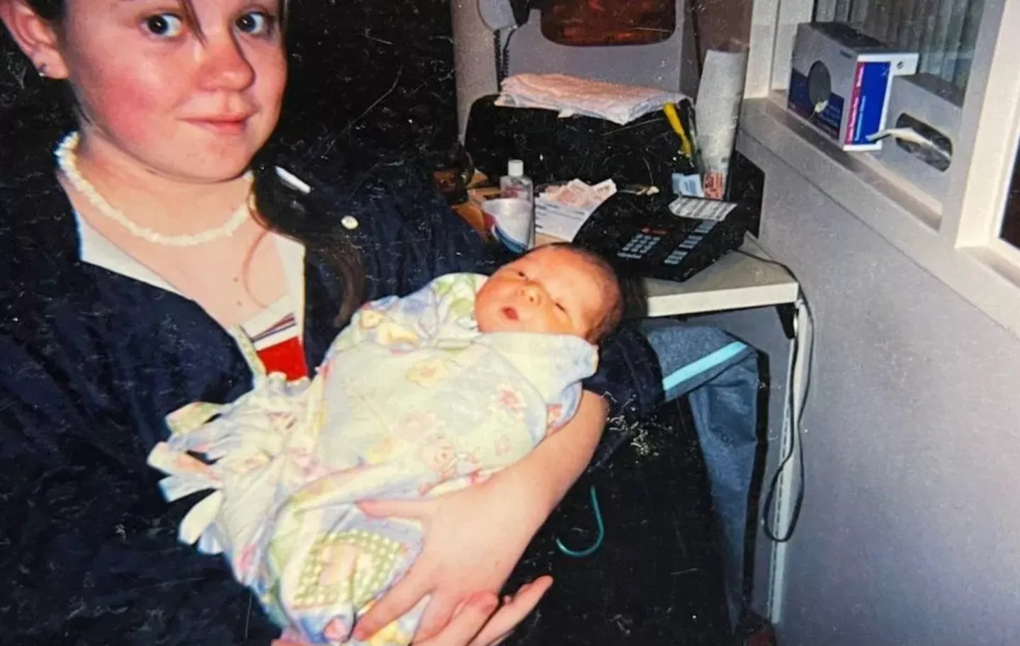 Holly Shearer, a mãe biológica, ficou grávida na adolescência e disse que nunca esqueceu o filho