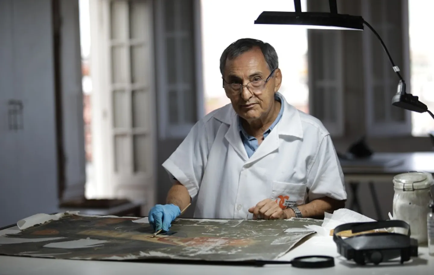 O especialista em restauro José Dirson Argolo cuida da preservação das estátuas e dos carros.