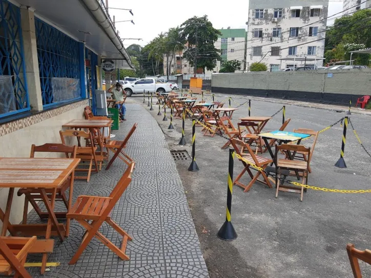 Bar Lagoa dos Frades tem mesas ao ar livre e karaokê