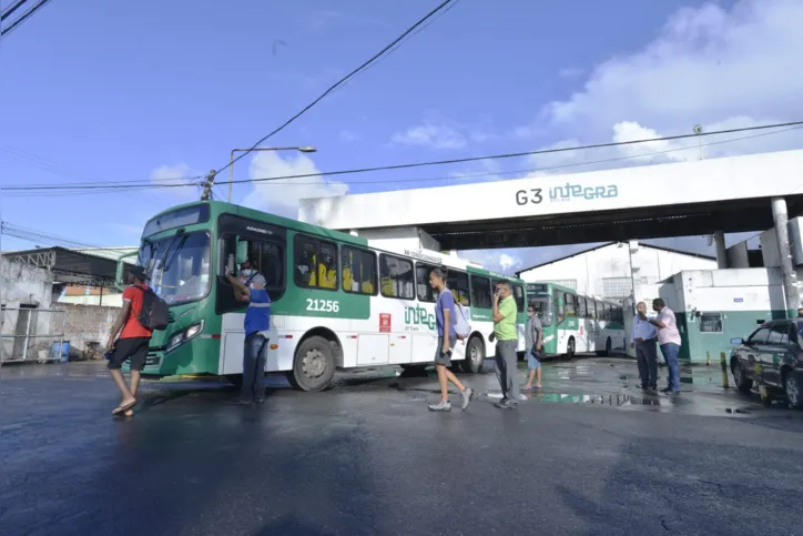 Coletivos deixaram garagens às 6h