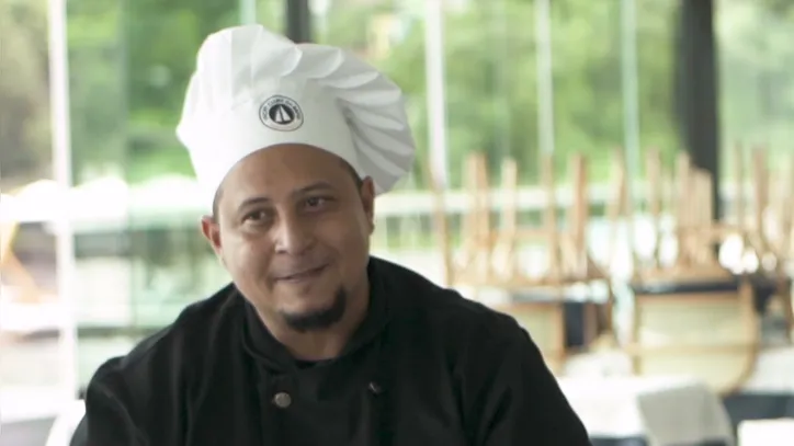 Isac Rabelo é chef de cozinha, gastrólogo, consultor e curador