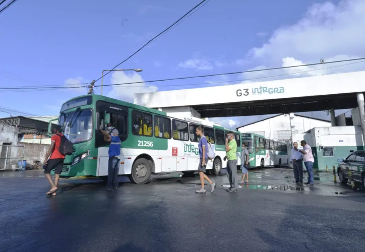 Coletivos deixaram garagens às 6h