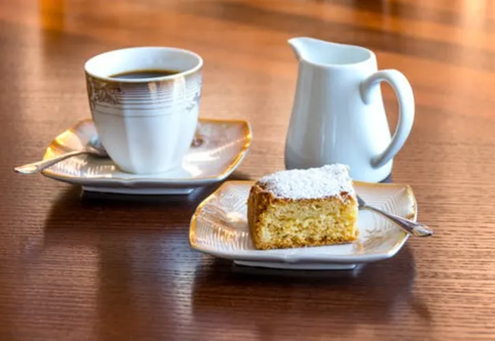 Bolo com café. Quem resiste a esta dupla em uma delicatessen?