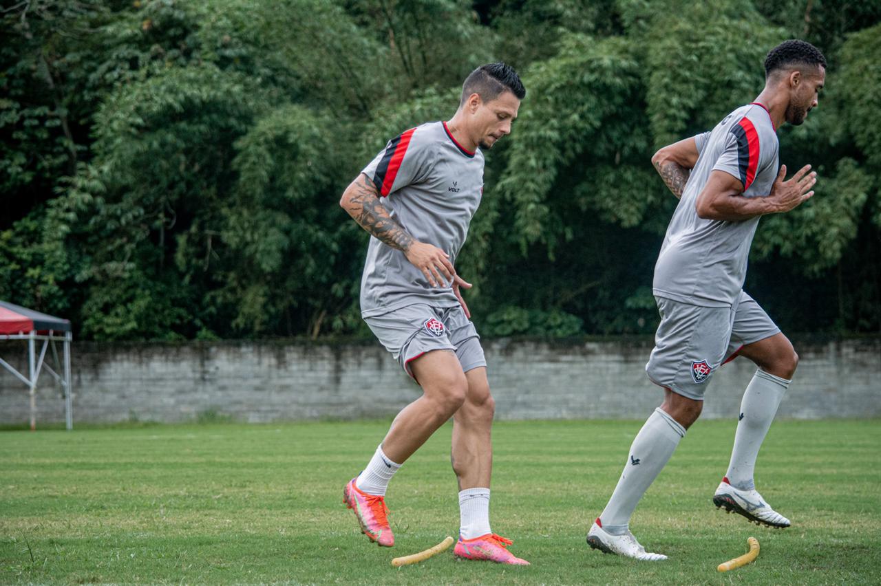 Rafinha treinou, mas ainda aguarda ser regularizado