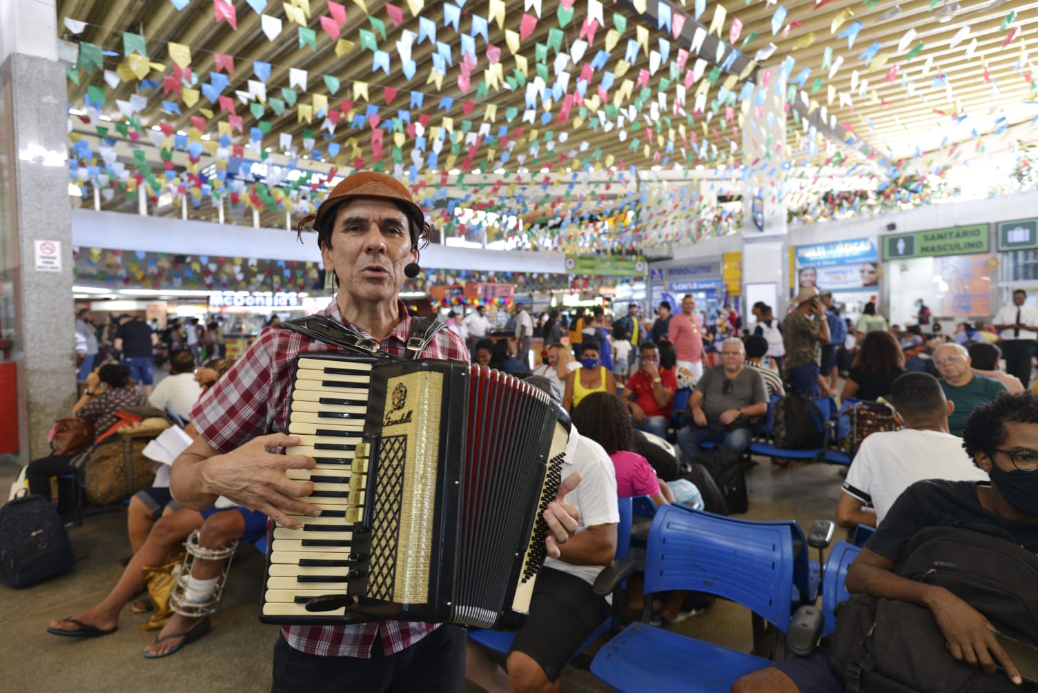 Forró animou os passageiros que aguardavam na Rodoviária
