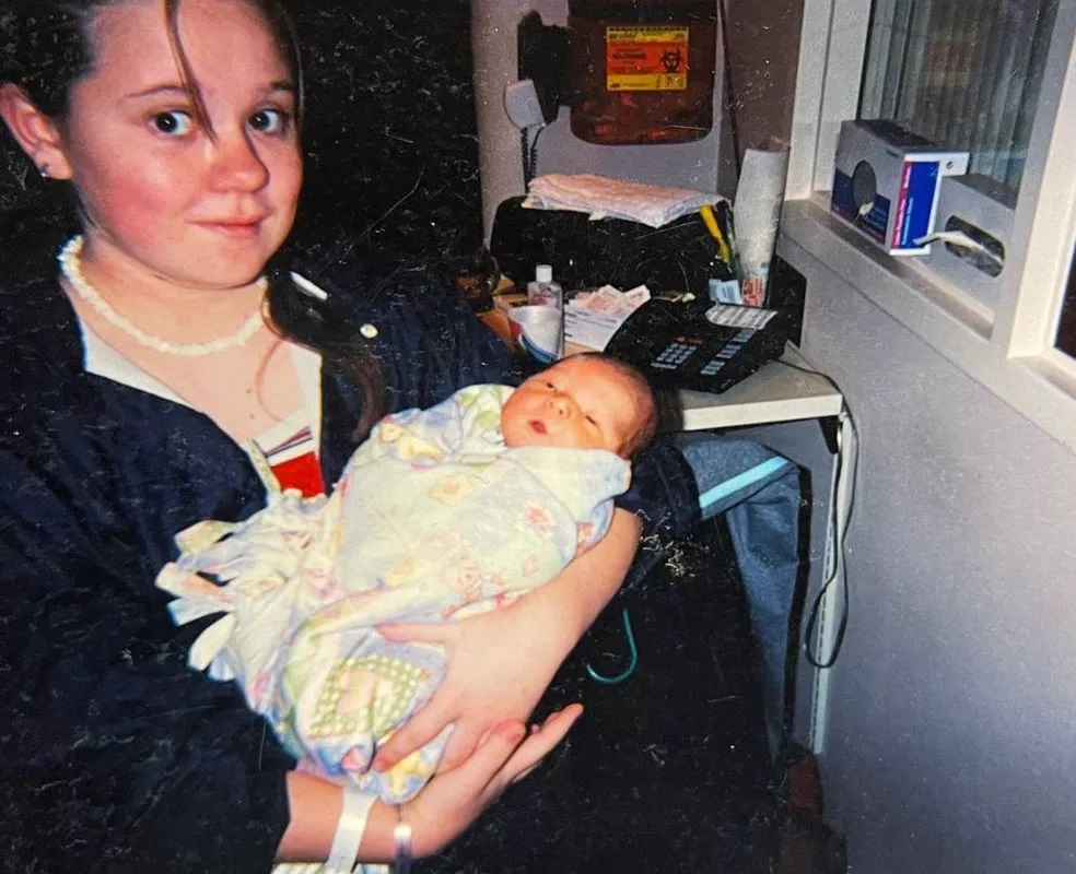 Holly Shearer, a mãe biológica, ficou grávida na adolescência e disse que nunca esqueceu o filho