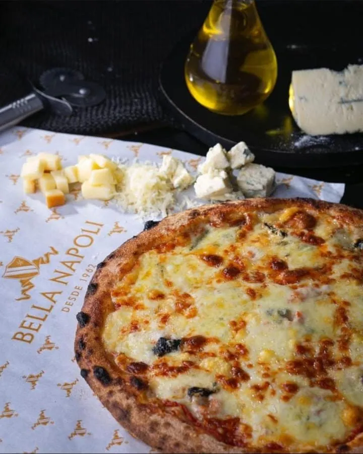 A Bella Napoli trabalha com a linha mais tradicional que oferece uma pizza rústica, aberta à mão