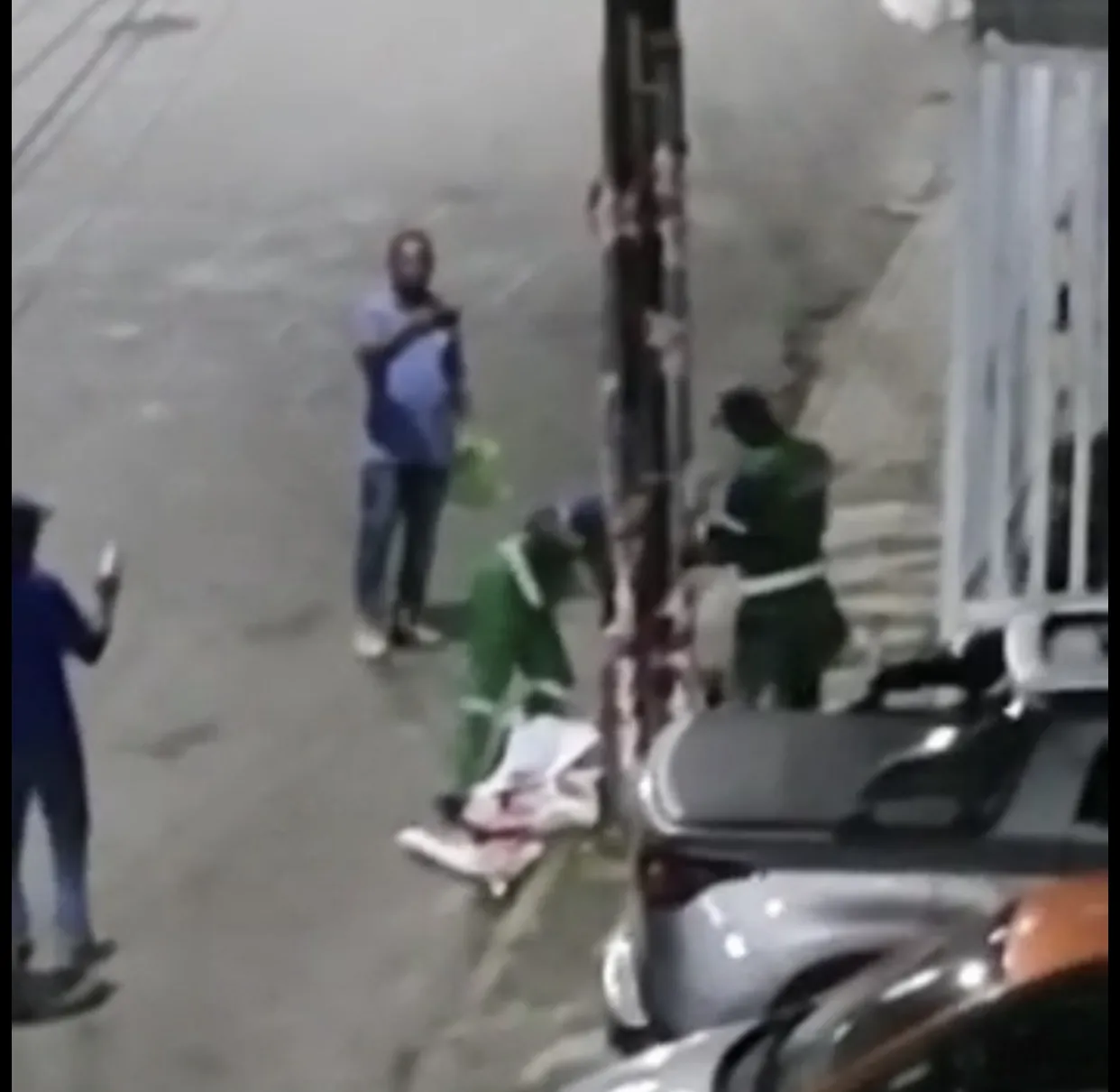 Vídeo registrou momento em que funcionários da limpeza urbana retiram material de campanha de postes de iluminação
