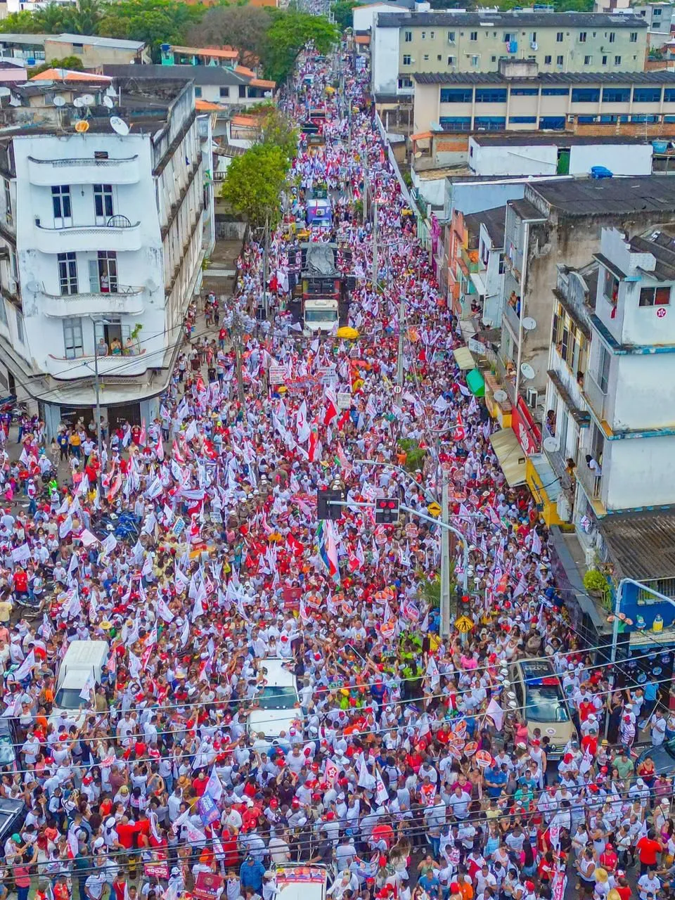 Multidão acompanha Lula na Cidade Baixa