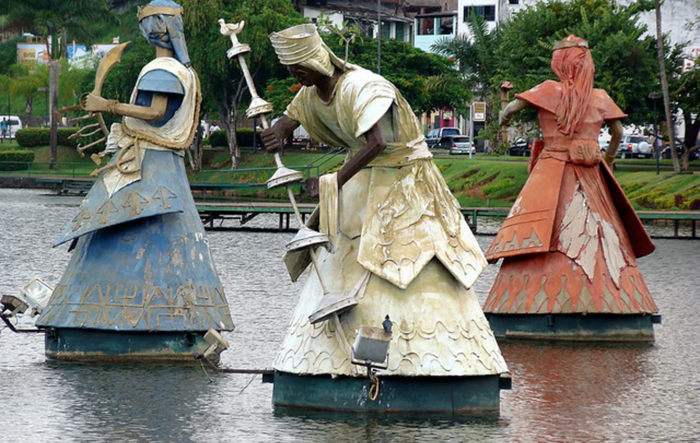 Esculturas flutuantes foram instaladas em 1998