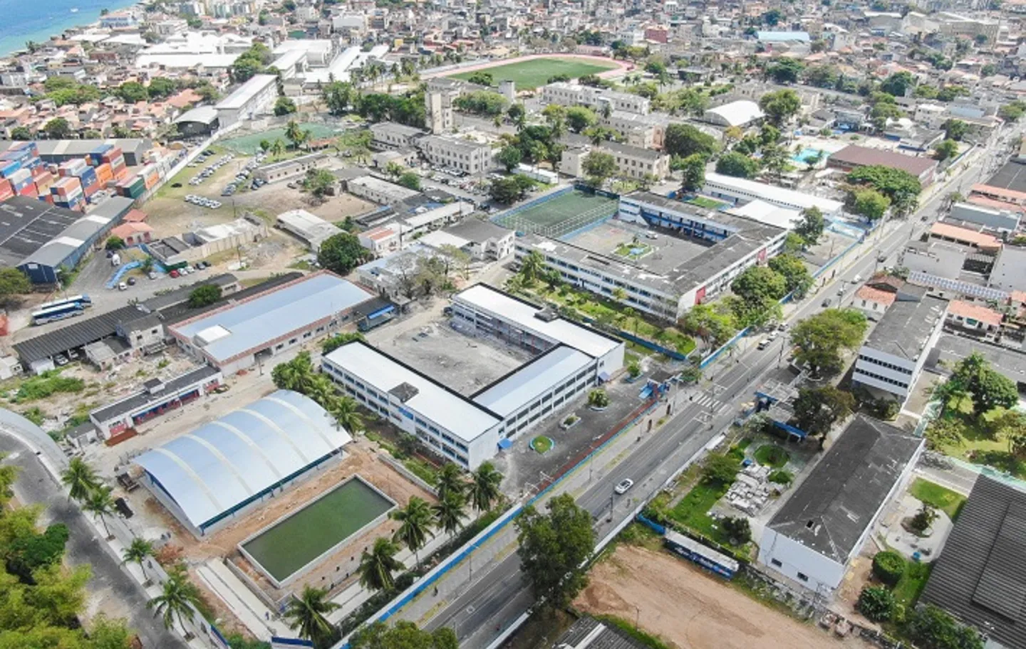Imagem aérea do Colégio da Polícia Militar/Dendezeiros e do Colégio Estadual e Escola Luiz Tarquínio
