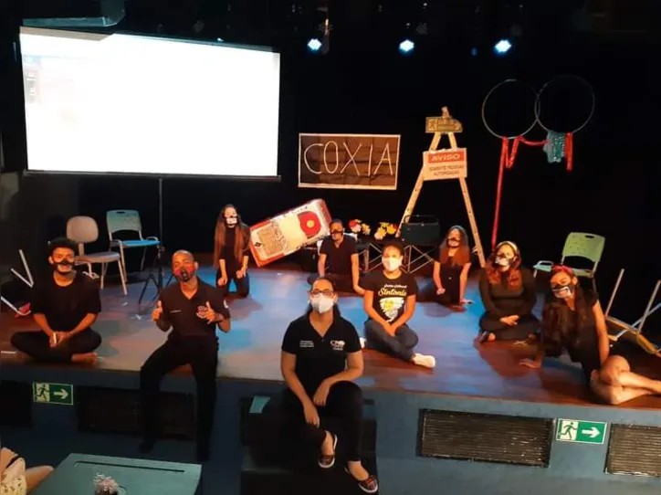 A educadora Laís Almeida e sua turma de teatro em montagem do semestre