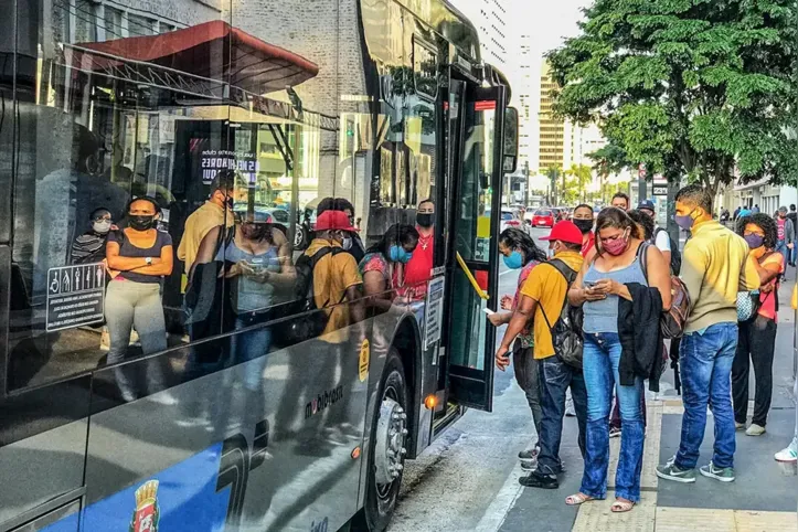 Ônibus de piso baixo, com degrau mais próximo do solo e que facilita o embarque.