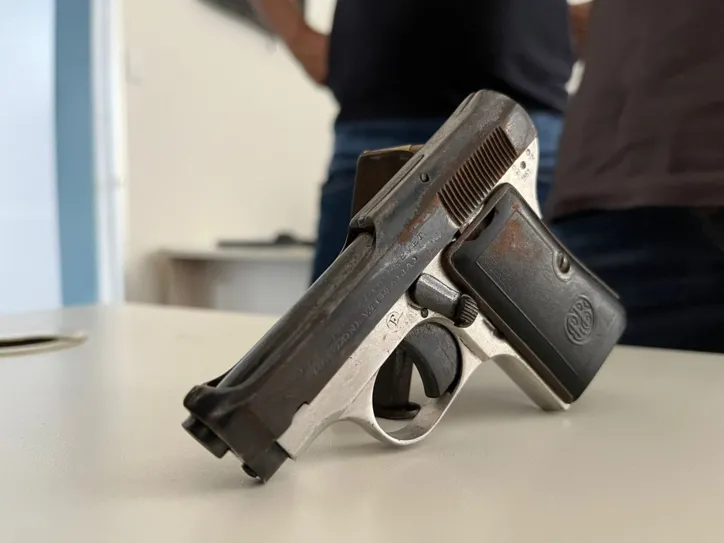 Pistola calibre 6.35 foi encontrada com carregador e três munições intactas