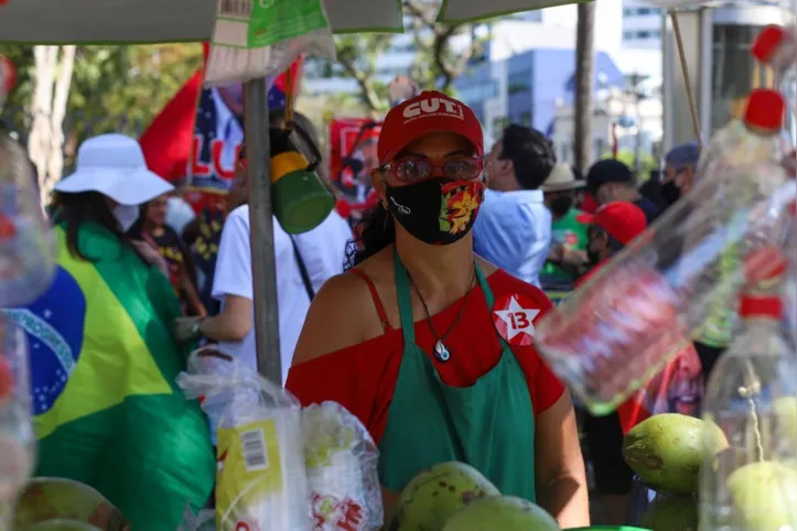 Remida vende água de coco em eventos de qualquer ideologia: "As coisas estão difíceis"