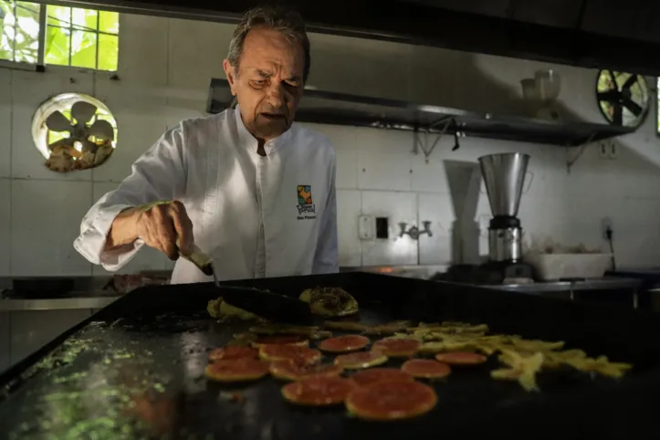 Beto Pimentel em pleno labor no Paraíso Tropical