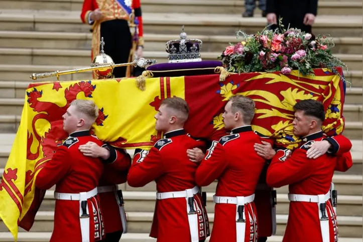 Imagem ilustrativa da imagem Caixão de Elizabeth II chega ao Castelo de Windsor para sepultamento