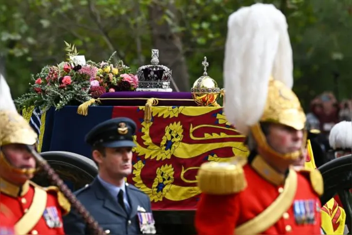 Imagem ilustrativa da imagem Caixão de Elizabeth II chega ao Castelo de Windsor para sepultamento