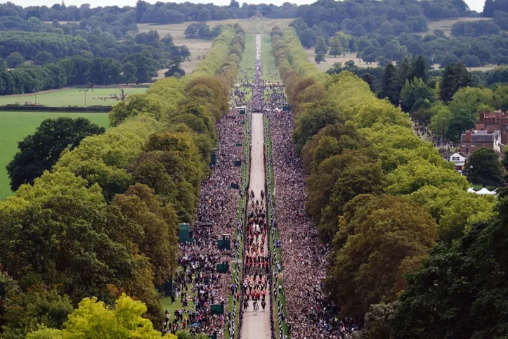 Milhares de pessoas se reuniram na grande avenida que leva ao Castelo de Windsor