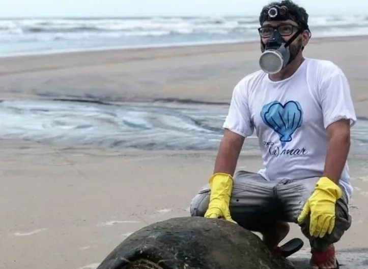 Médico veterinário e coordenador de encalhes do Projeto (a)mar, Wellington Laudano, que atua em prol da conservação marinha entre Maraú e Canavieiras, no sul da Bahia