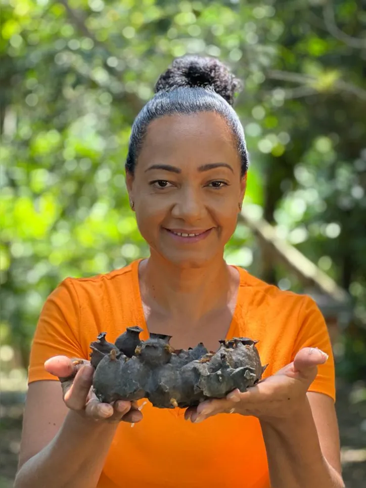 A bióloga e pesquisadora Genna Sousa com potes de mel sem ferrão