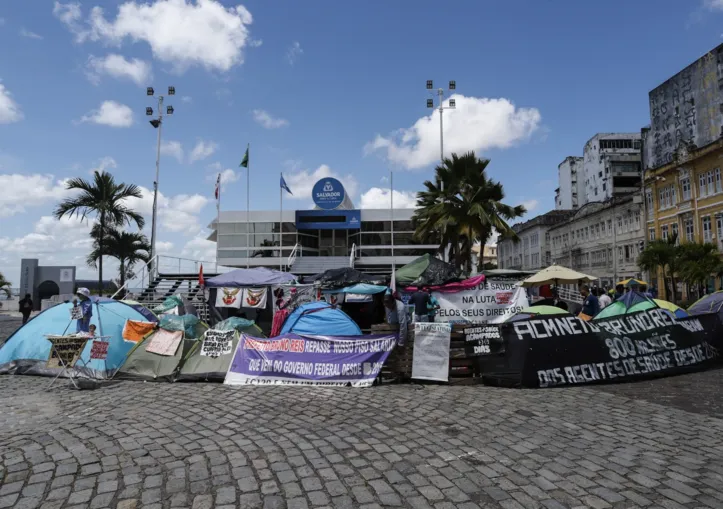 Imagem ilustrativa da imagem Sob sol e chuva, agentes de saúde mantêm ocupação na prefeitura