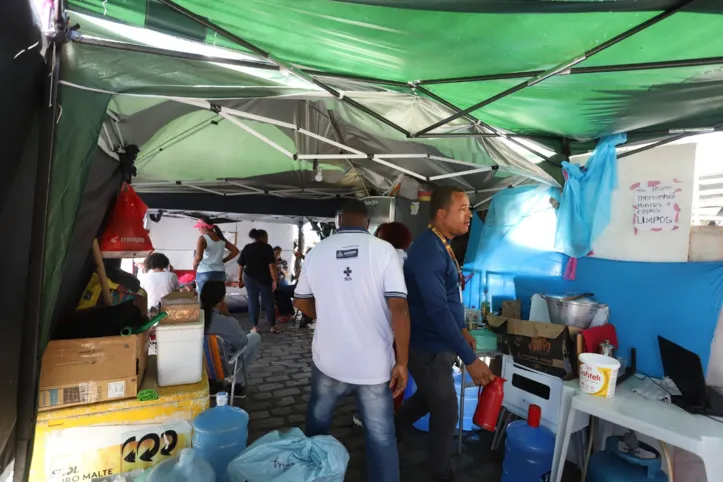 Imagem ilustrativa da imagem Sob sol e chuva, agentes de saúde mantêm ocupação na prefeitura