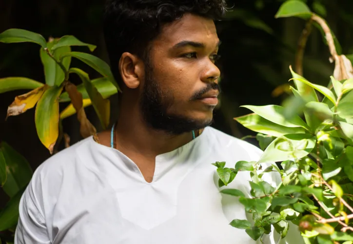 O chef Tairan Vasconcelos e o bolinho Abre Caminho