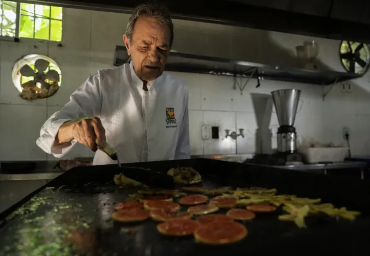 Beto Pimentel em pleno labor no Paraíso Tropical