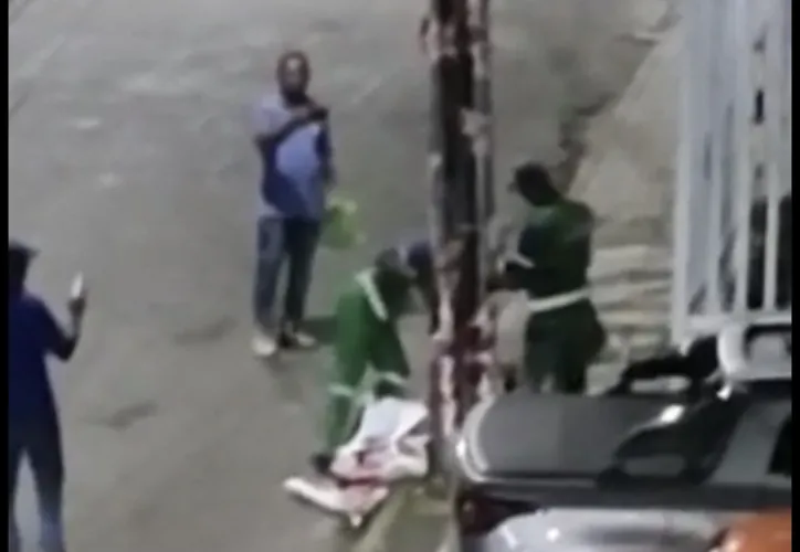 Vídeo registrou momento em que funcionários da limpeza urbana retiram material de campanha de postes de iluminação