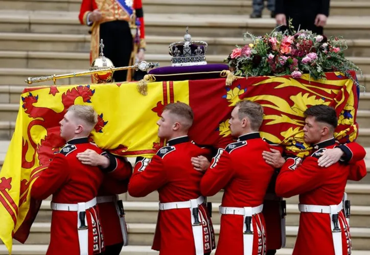 Imagem ilustrativa da imagem Caixão de Elizabeth II chega ao Castelo de Windsor para sepultamento