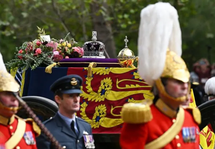 Imagem ilustrativa da imagem Caixão de Elizabeth II chega ao Castelo de Windsor para sepultamento