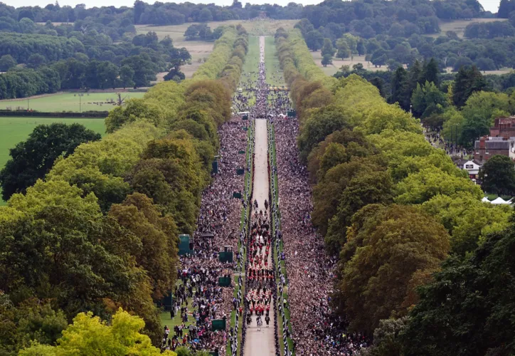 Milhares de pessoas se reuniram na grande avenida que leva ao Castelo de Windsor