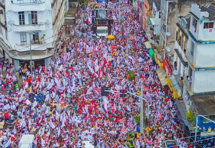 Multidão acompanha Lula na Cidade Baixa