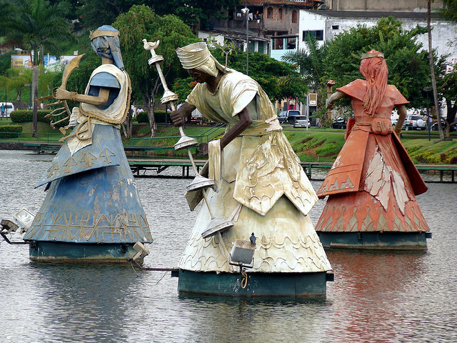 Esculturas flutuantes foram instaladas em 1998