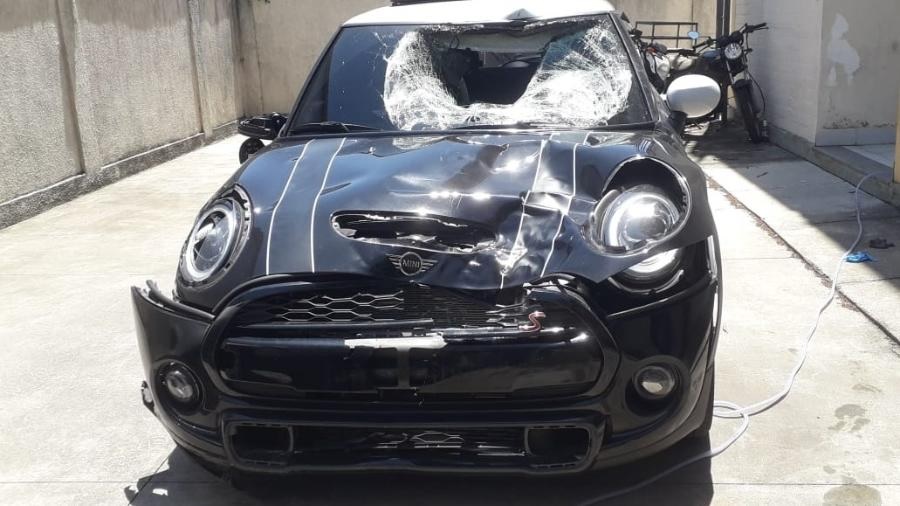 Carro do lateral após acidente que vitimou duas pessoas