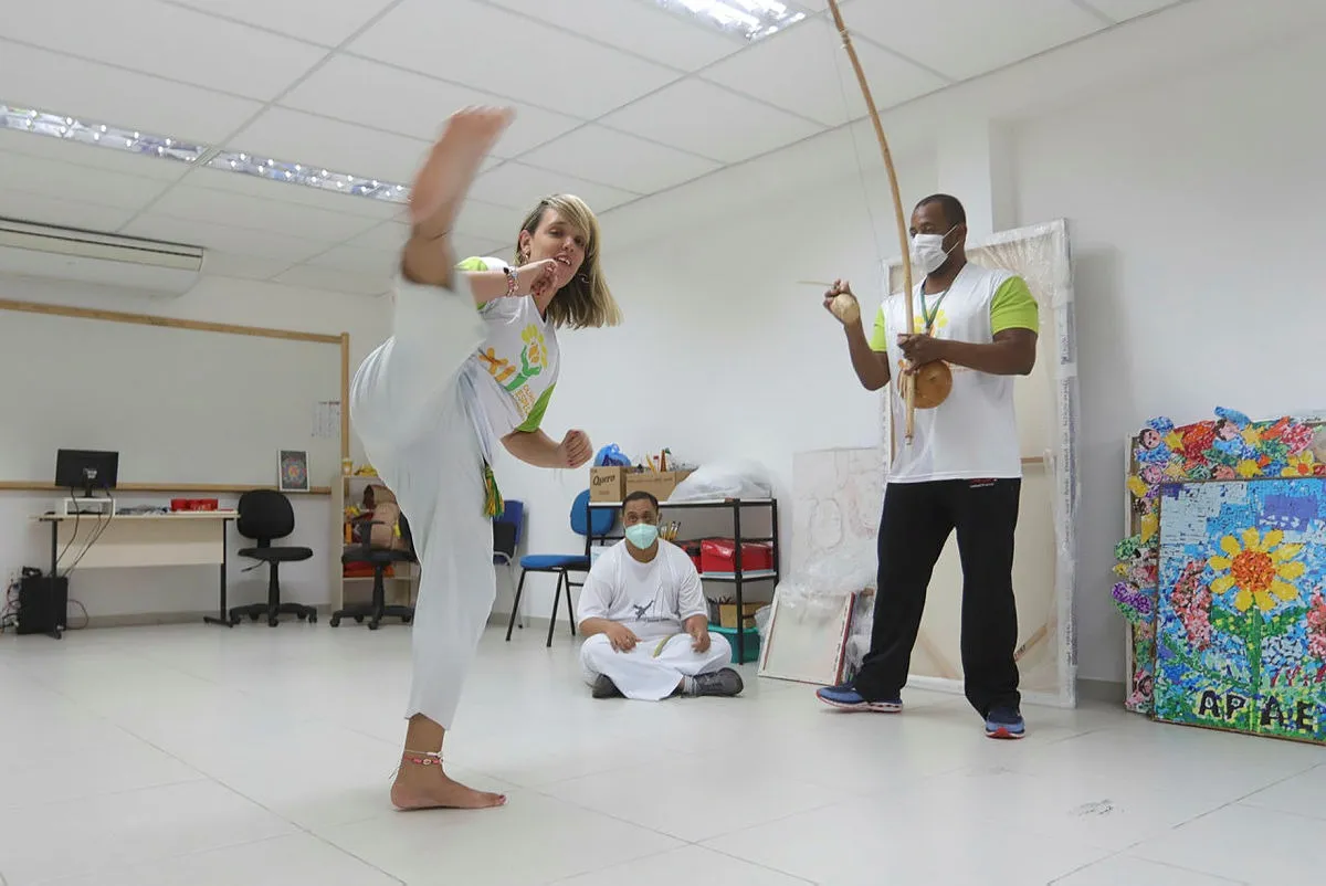 Pâmalla e orientador social da Apae, Fábio Maurício Silva, durante oficina de capoeira