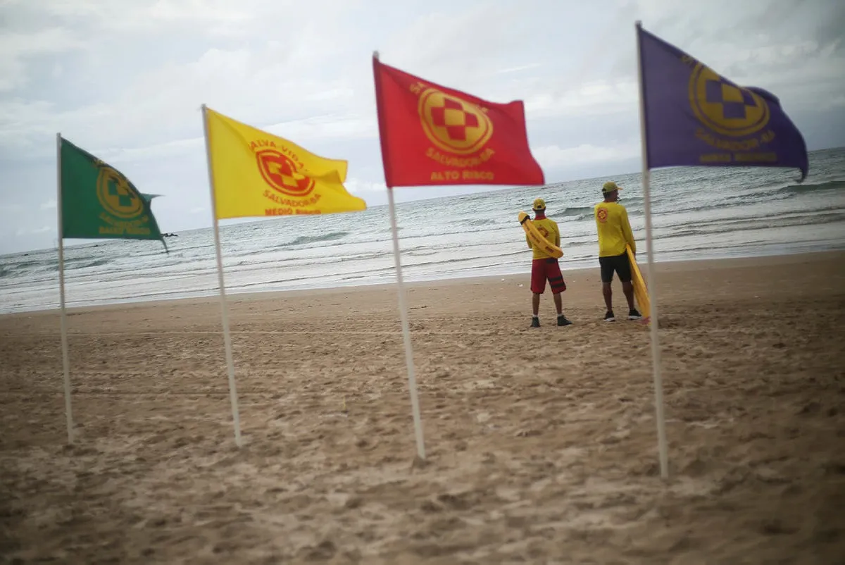 Bandeiras sinalizam perigos e riscos nas praias