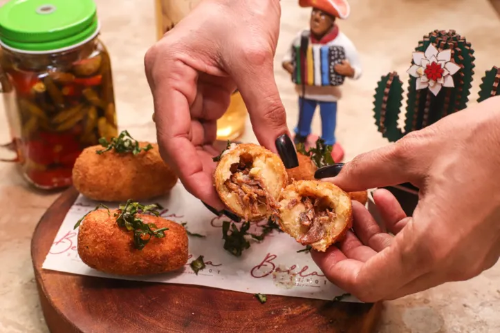 Bolinho de rabada é a autêntica comida de boteco