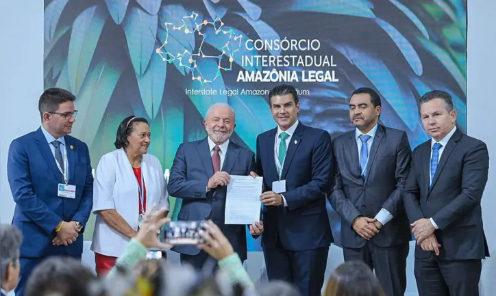 Lula recebendo a carta de compromisso comum de transição climática assinada pelo Consórcio Interestadual Amazônia Legal