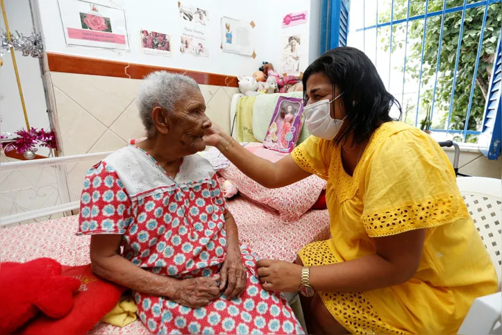 Regina com Maria Elizia dos Anjos a mais velha da casa com 103 anos