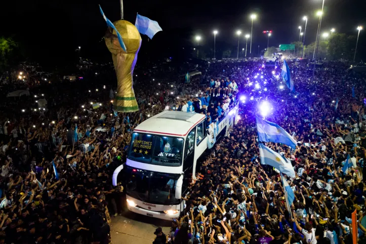 ecebidos com um tapete vermelho na pista, os argentinos subiram em um ônibus aberto de dois andares