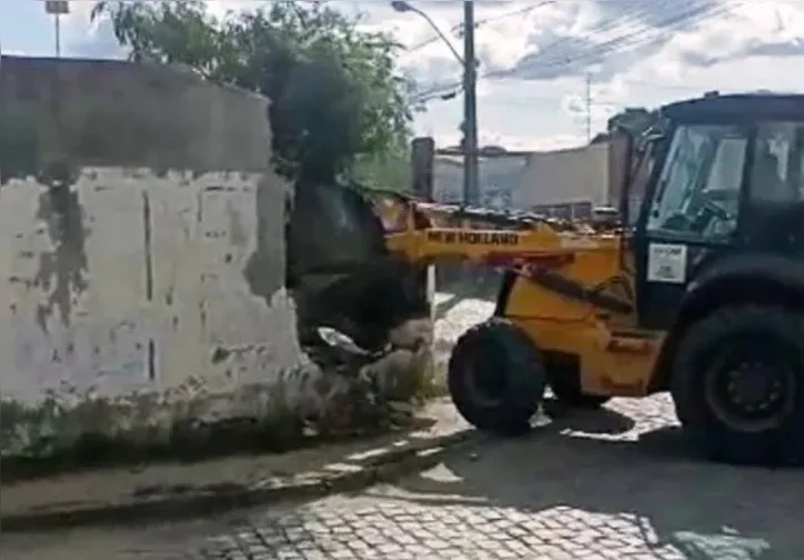 Por causa do impasse, um muro do terreno chegou a ser derrubado, antes que o processo fosse encerrado