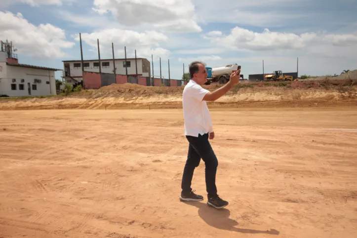 Mota mostrando aos torcedores o terreno onde será construida a futura escolinha de futebol do clube