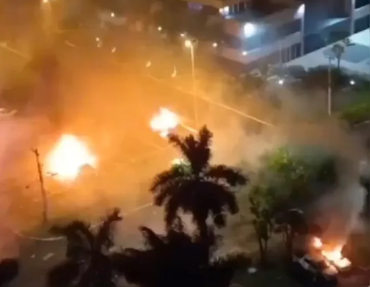 Cerca de 200 manifestantes foram a ato contra o resultado das urnas na eleição presidencial, portando armas de madeira em frente à sede da Polícia Federal, em Brasília