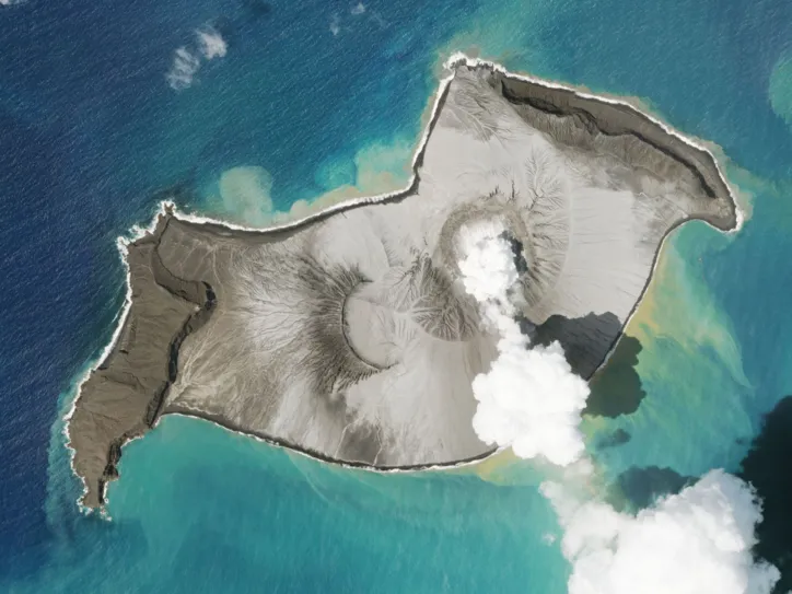 Imagem de satélite com a erupção do vulcão Hunga Tonga-Hunga-Ha’apai numa ilha do arquipélago de Tonga