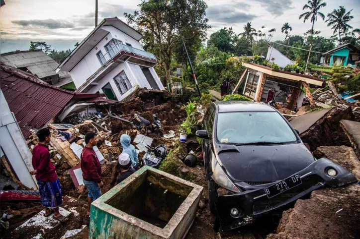 Terremoto na Indonésia deixa 321 mortos e 11 desaparecidos