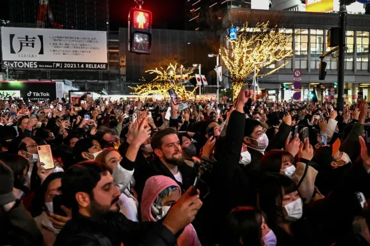 Pessoas celebram o dia de Ano Novo no distrito de Shibuya, em Tóquio