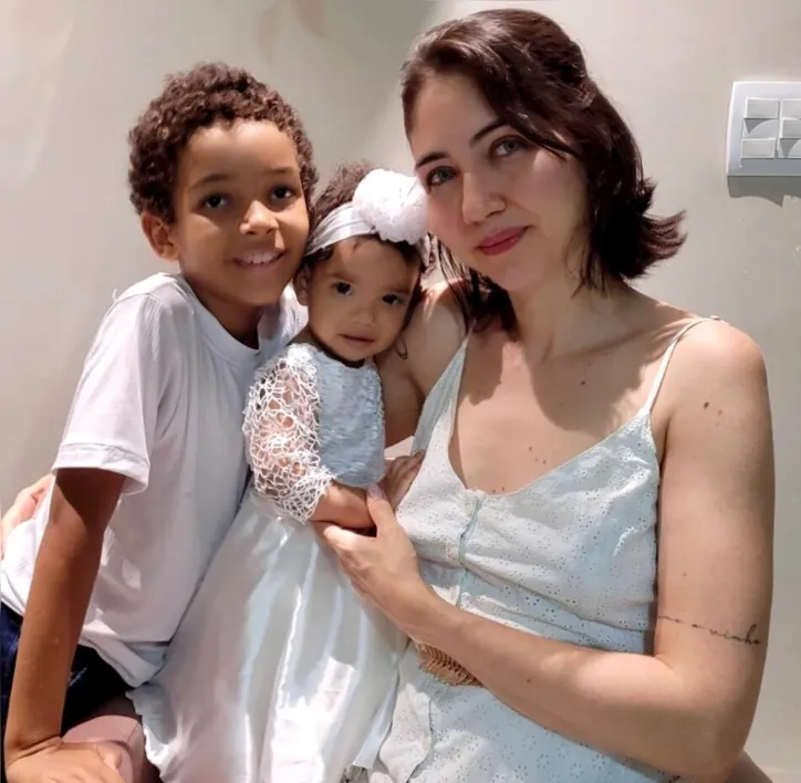 Keliany com seu filho de 7 anos e sua bebê de 11 meses